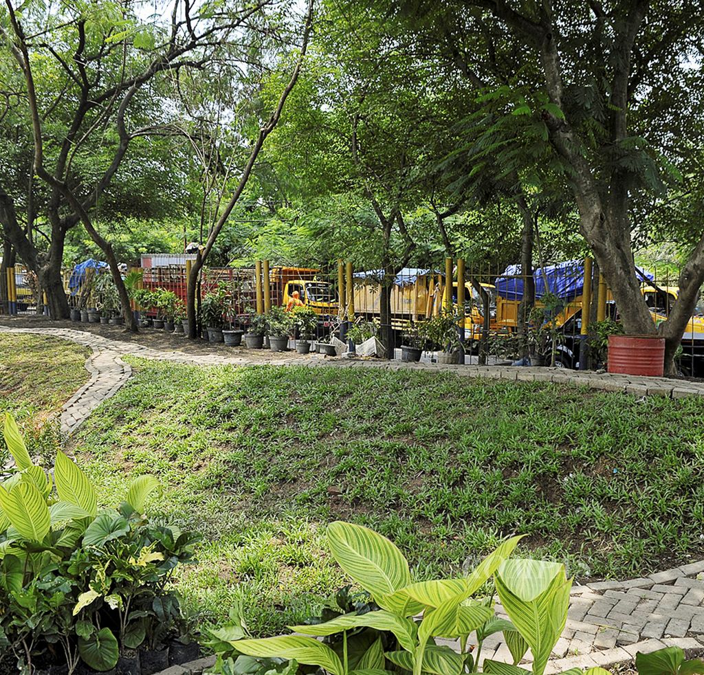 Wajah TPA Rawa Kucing, Rabu (25/2/2015). Kala itu, Selain untuk menampung sampah, sejumlah lahan di kawasan ini dimanfaatkan untuk taman, lapangan sepak bola, dan tempat edukasi bagi warga. 