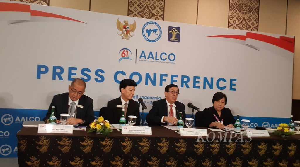 Presiden Sesi Tahunan Ke-61 AALCO, yang juga Menteri Hukum dan Hak Asasi Manusia Yasonna Hamonangan Laoly (kedua, kanan), memberikan keterangan dalam konferensi pers serangkaian penyelenggaraan Sesi Tahunan Ke-61 AALCO di Nusa Dua, Badung, Bali, Jumat (20/10/2023). Yasonna juga didampingi Sekretaris Jenderal AALCO Kamalinne Pinitpuvadol (kedua, kiri) dalam konferensi pers. 
