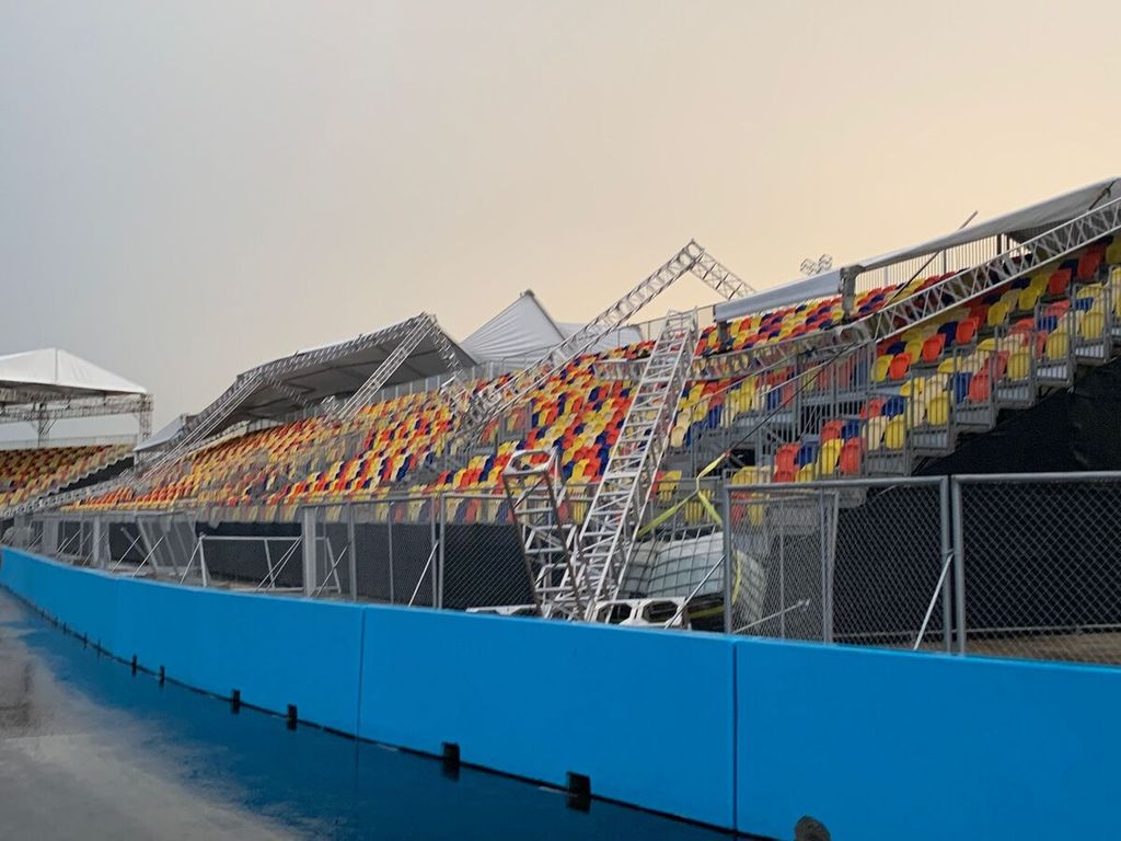 Satu <i>grand stand</i> pada atap tribune penonton di sirkuit Formula E Jakarta ambruk karena hujan dan angin kencang, Sabtu (26/5/2022).