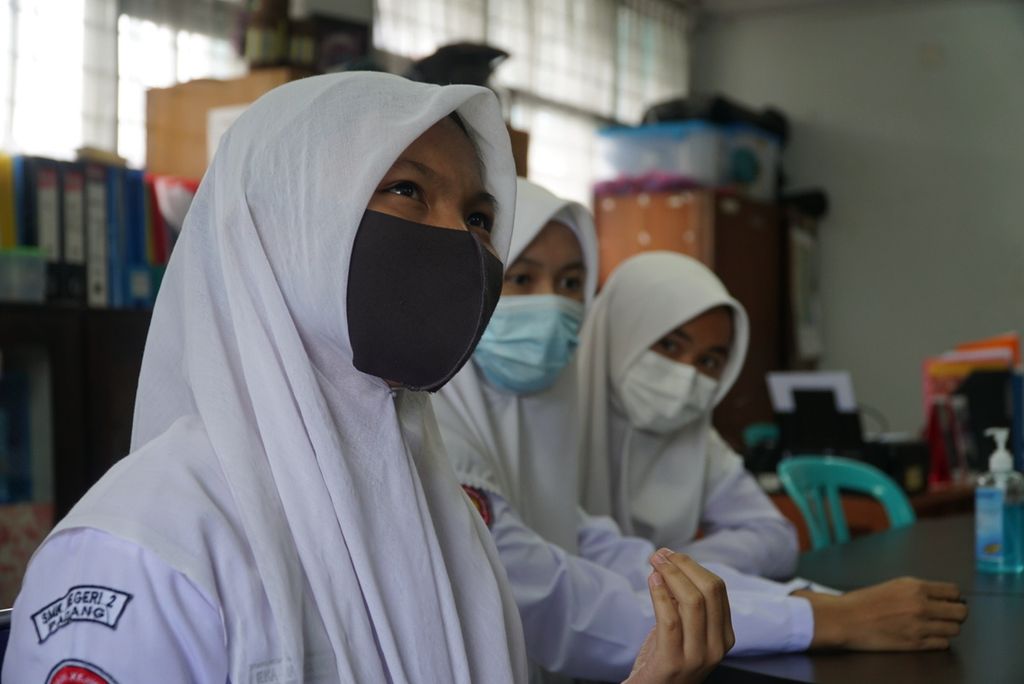 Sejumlah siswa beragama Protestan yang mengikuti aturan berjilbab di SMK 2 Padang, Sumbar, menceritakan pengalaman dan perasaannya saat diminta berjilbab di sekolah, Senin (25/1/2021). Meskipun mengaku sudah terbiasa dan tidak lagi terpaksa, mereka sebenarnya lebih nyaman ke sekolah tanpa jilbab.