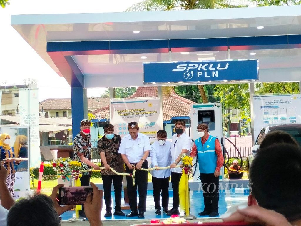 Menteri Koordinator Bidang Kemaritiman dan Investasi Luhut Binsar Pandjaitan menggunting pita untuk meresmikan stasiun pengisian kendaraan listrik umum (SPKLU) di Taman Wisata Candi Borobudur, Sabtu (4/6/2022).