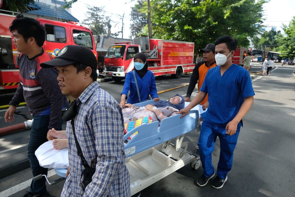Pasien yang sempat dievakuasi di salah satu masjid di Jalan Kebayoran Lama, Jakarta Barat, Minggu (30/10/2022), dibawa kembali menuju Rumah Sakit Medika Permata Hijau. 