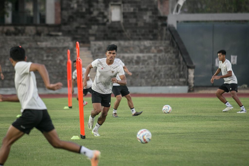 Pesepak bola Indonesia U-23 mengikuti sesi latihan perdana di Stadion Sriwedari, Solo, Jawa Tengah, Senin (4/9/2023). Latihan tersebut sebagai persiapan kualifikasi Piala Asia U-23 dimana Indonesia berada di grup K bersama Taiwan dan Turkmenistan yang akan berlangsung di Stadion Manahan pada 6 dan 12 September 2023.