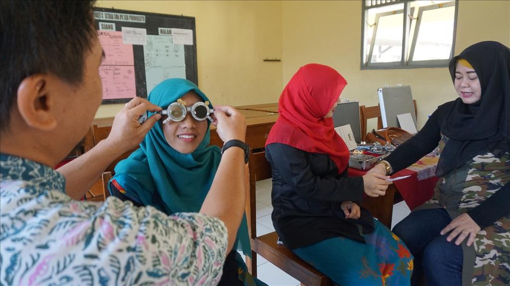 Warga memeriksa mata dalam program Bakti Sosial Pemeriksaan Kesehatan Mata di Sanggar Kegiatan Belajar Purwokerto, Kamis (27/6/2019). Program yang didukung oleh Yayasan Charity Vision itu menyediakan 4.000 kacamata bagi masyarakat kurang mampu.