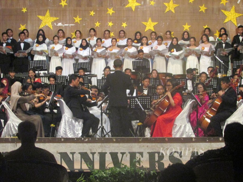 Siswa SMM Yogyakarta tampil pada konser musik klasik dalam rangka peringatan HUT Ke-67 SMM Yogyakarta. 