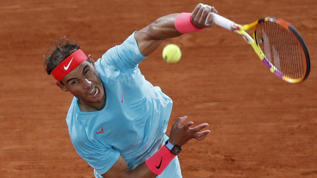 Petenis asal Spanyol Rafael Nadal melakukan servis saat menghadapi petenis nomor satu dunia dari Serbia Novak Djokovic dalam laga final turnamen Grand Slam Perancis Terbuka 2020 di Lapangan Philippe-Chatrier, Roland Garros, Paris, Perancis, Minggu (11/10/2020).