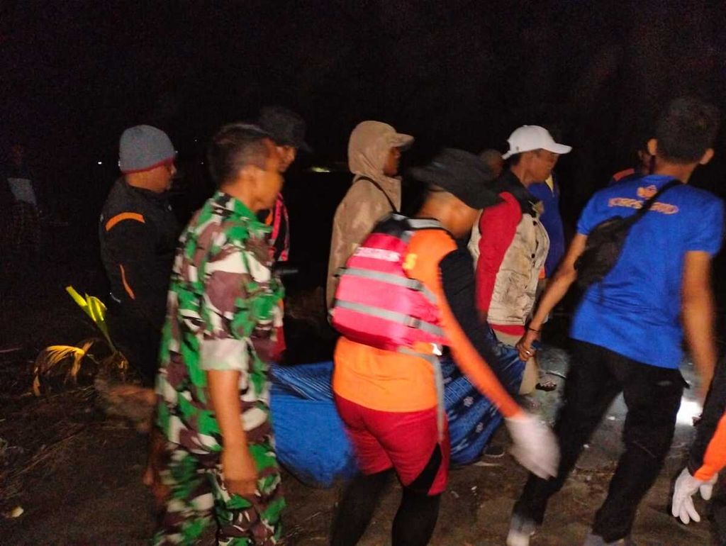 Tim SAR Gabungan mengevakuasi nelayan yang tenggelam di Pantai Glempang Pasir, Adipala, Cilacap, Jawa Tengah, Selasa (19/12/2023) malam. Satu orang ditemukan meninggal, satu lainnya masih dicari.