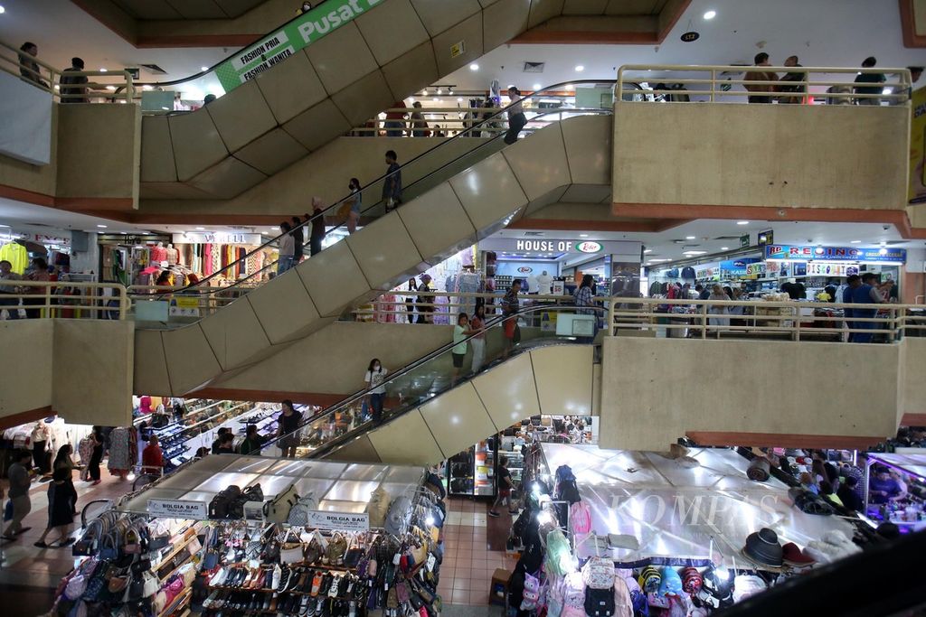 Suasana pusat perbelanjaan ITC Mangga Dua, Jakarta Utara, Minggu (17/3/2024). Warga ramai mengunjungi pusat perbelanjaan saat akhir pekan untuk berbelanja dan rekreasi 