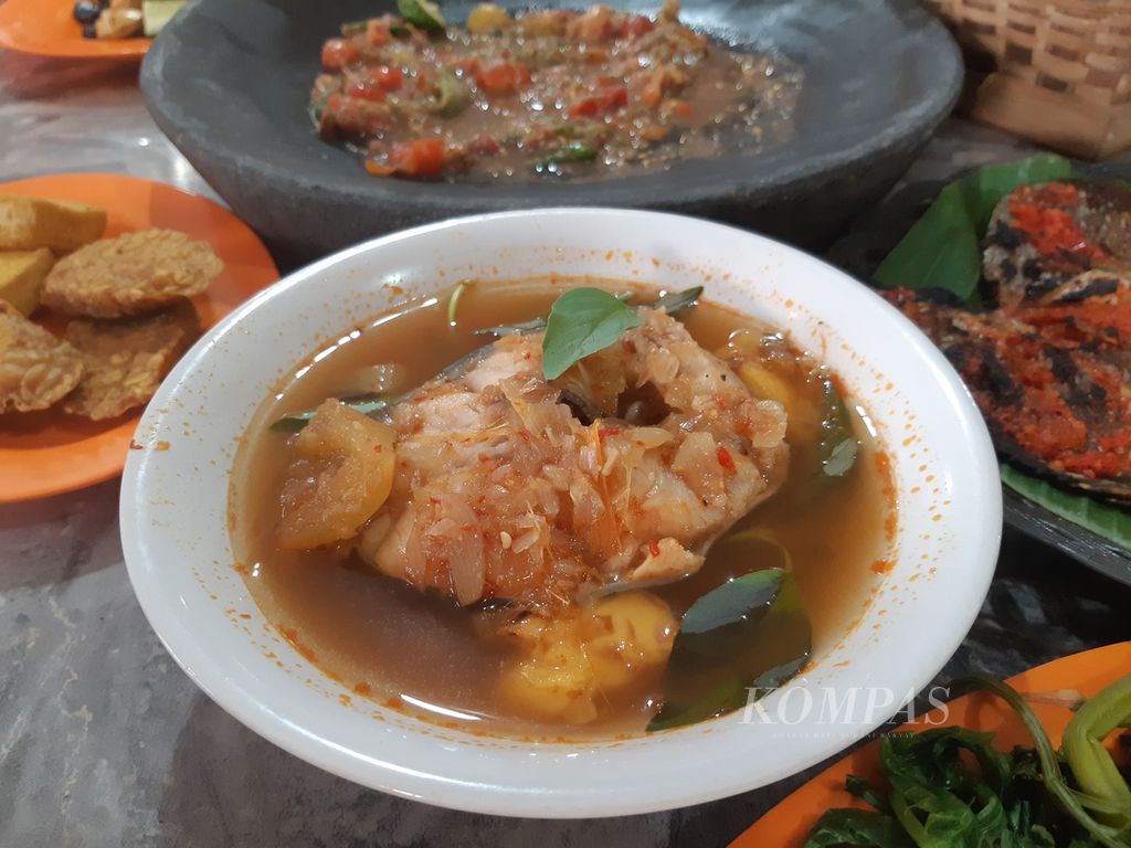 Menu makanan ikan pindang dan sambal seruit disajikan di Rumah Makan Sambal Seruit Buk Lin, di Bandar Lampung, Selasa (5/12/2023).