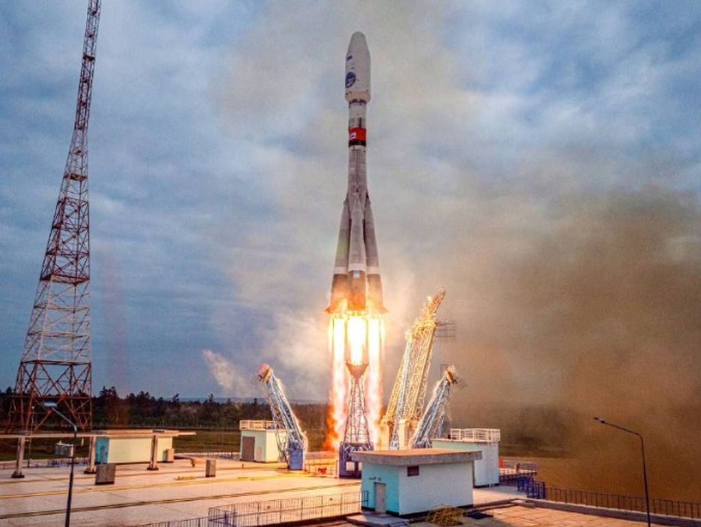 Roket Soyuz-2.1b yang membawa wahana antariksa Luna-25 meluncur dari Bandar Antariksa atau Kosmodrom Vostochny di Amur, wilayah timur jauh Rusia, Jumat (11/8/2023) pukul 08.10 waktu setempat atau 06.10 WIB. Misi ini terdiri dari wahana pengorbit, pendarat dan penjelajah yang diperkirakan akan mendarat di kutub selatan pada 21 Agustus 2023.