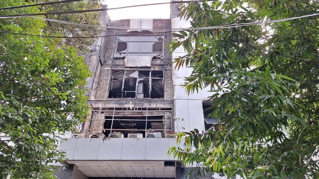 Kondisi setelah kebakaran lantai 2 dan 3 Lembaga Bantuan Hukum/Yayasan Lembaga Bantuan Hukum Indonesia, Jakarta Pusat, Senin (8/4/2024).
