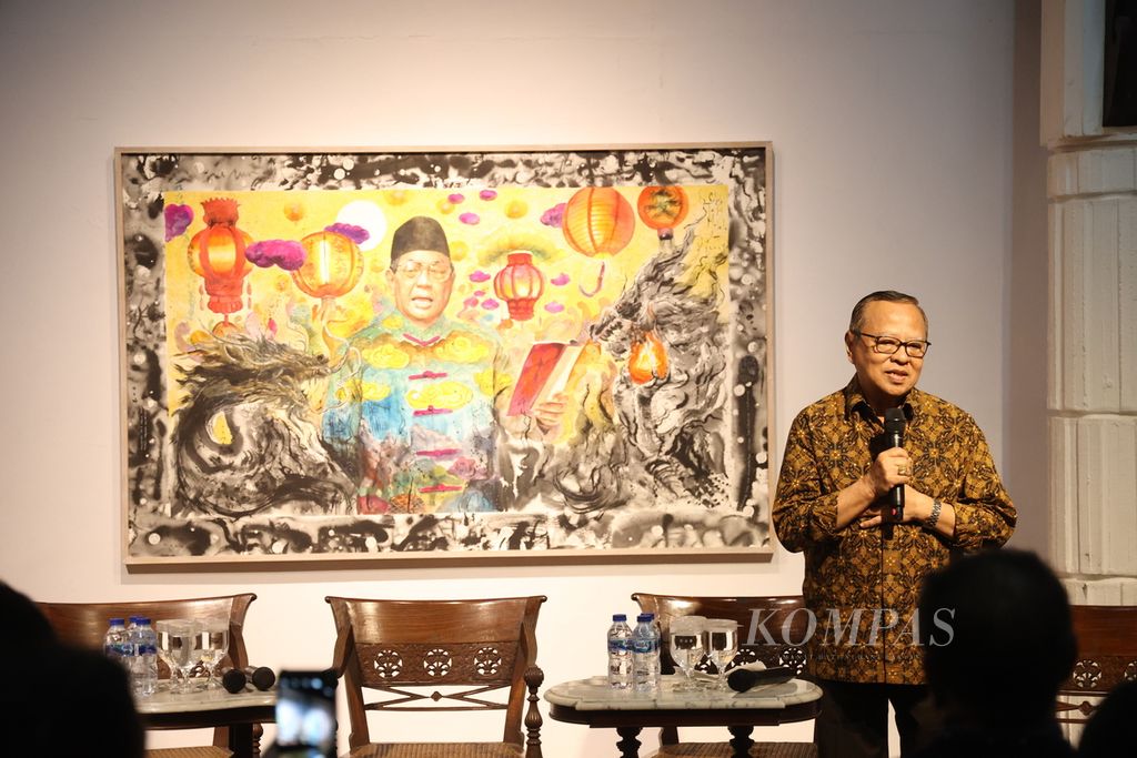 Uskup Agung Jakarta Ignatius Kardinal Suharyo memberikan sambutan saat diskusi dan peluncuran buku <i>Menjaga Danyang Jurnalisme & Merawat Keindonesiaan dan Kemanusiaan </i>karya wartawan <i>Kompas, </i>Budiman Tanuredjo, di Bentara Budaya Jakarta, Senin (26/2/2024). 