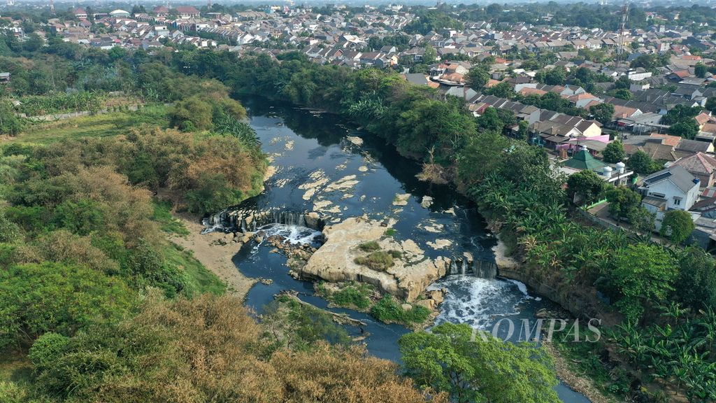 Foto udara Sungai Cileungsi yang airnya menghitam dan menimbulkan bau tak sedap di Curug Parigi di perbatasan Kecamatan Gunung Putri, Kabupaten Bogor dengan Kecamatan Bantargebang, Kota Bekasi, Jawa Barat, Jumat (15/9/2023). 