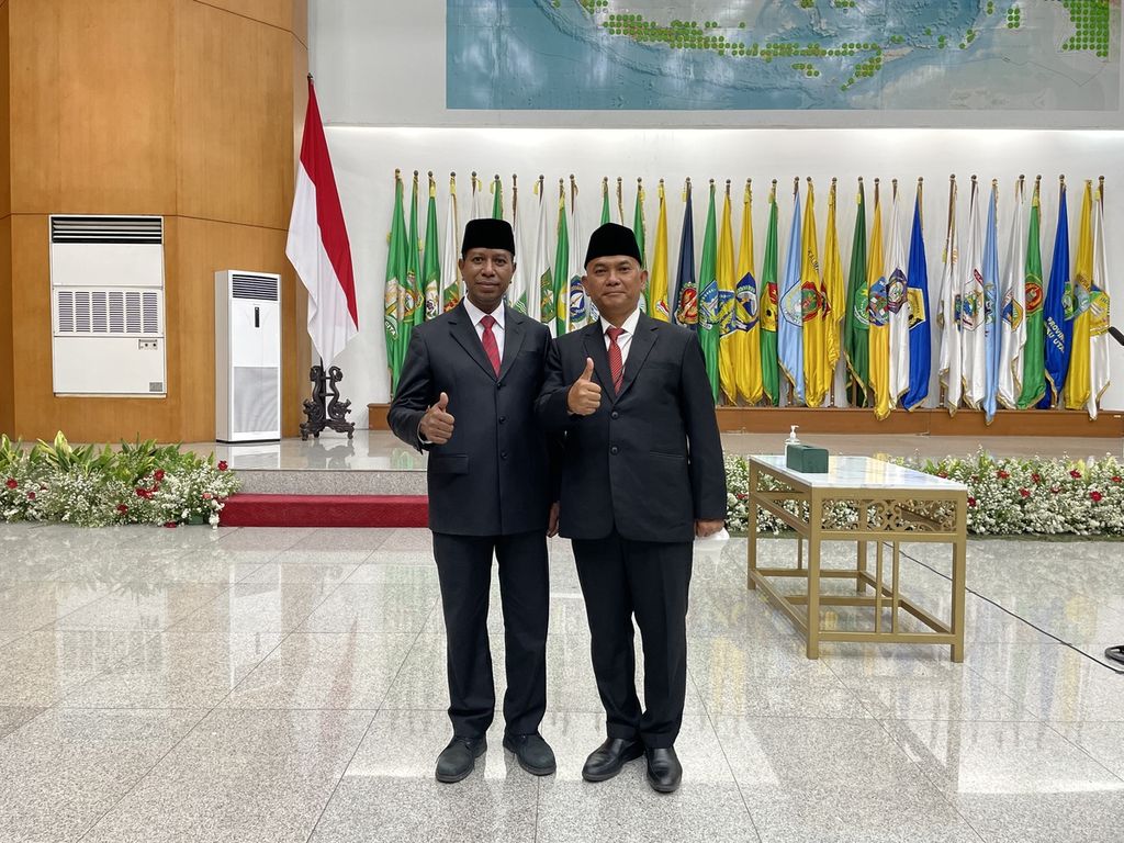 Penjabat Gubernur Papua Selatan Apolo Safanpo (kiri) dan Direktur Toponimi dan Batas Daerah Direktorat Jenderal Bina Administrasi Kewilayahan Kementerian Dalam Negeri Sugiarto, Selasa (15/11/2022), di Jakarta. Keduanya berpose setelah Apolo melantik Sugiarto sebagai Sekretaris Daerah Papua Selatan.