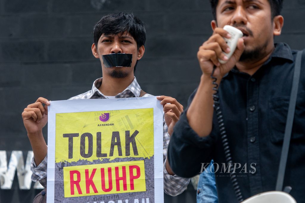 Sejumlah jurnalis dari Aliansi Jurnalis Independen (AJI) Kendari dan Ikatan Jurnalis Televisi Indonesia (IJTI) Sultra melakukan aksi penolakan Rancangan Undang-undang Kitab Hukum Pidana (RKUHP), di kantor DPRD Sultra, Selasa (6/12/2022). 