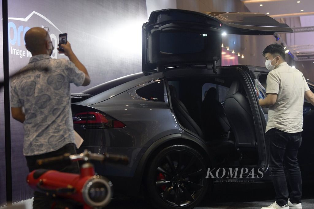 Pengunjung melihat mobil listrik Tesla Model X dalam pameran kendaraan listrik Periklindo Electric Vehicle Show (PEVS) di JIExpo Kemayoran, Jakarta, Jumat (22/7/2022). 