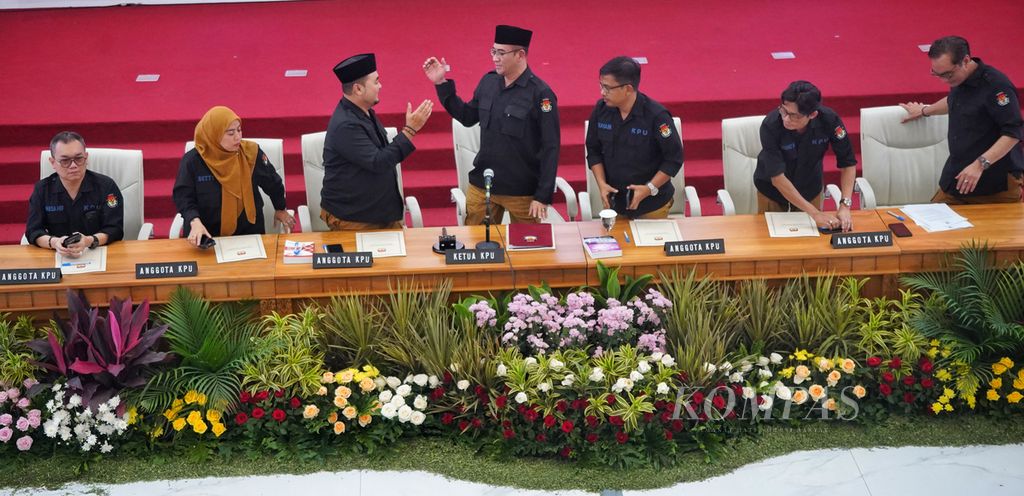 Suasana yang mewarnai para anggota Komisi Pemilihan Umum (KPU) setelah Rapat Pleno Terbuka Penetapan Hasil Pemilu 2024 di KPU, Jakarta, Rabu (30/3/2024). 