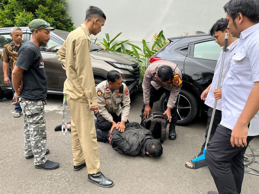 Aparat membekuk pelaku penembakan di Kantor Pusat Majelis Ulama indonesia, Jakarta Pusat, Selasa (2/5/2023).