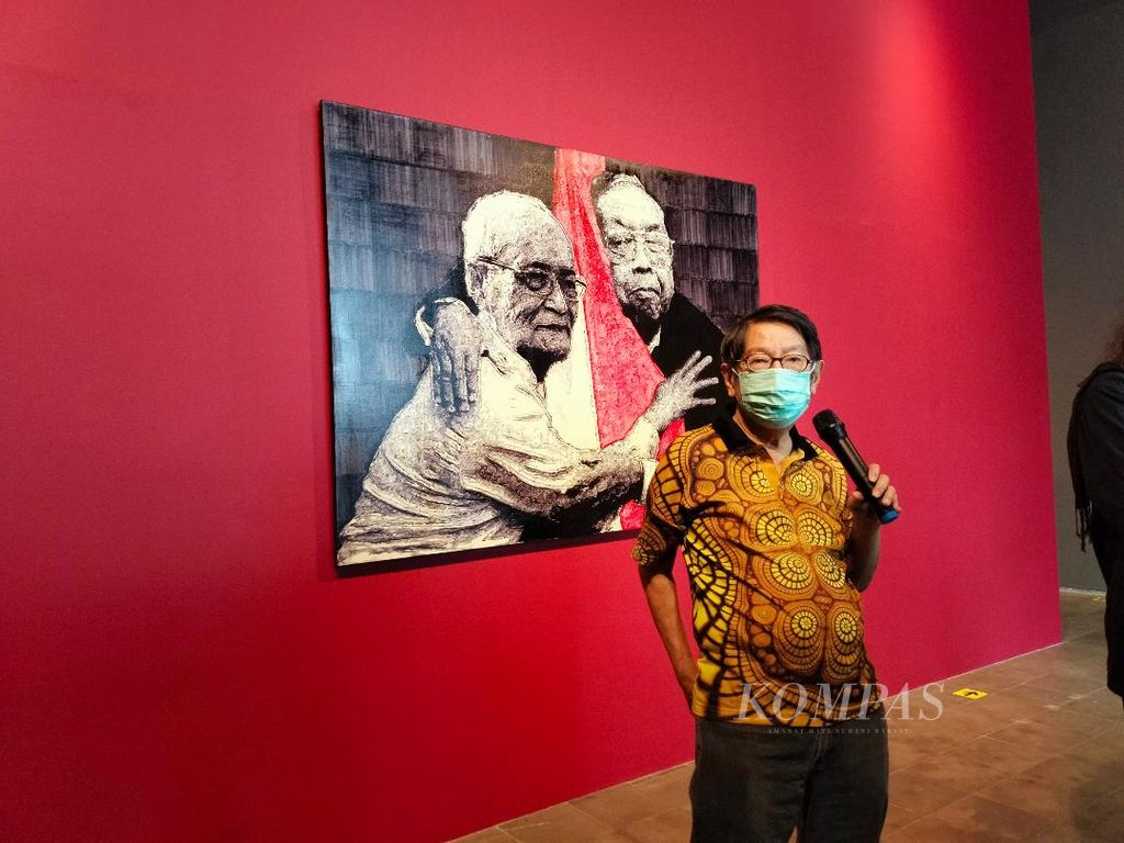 Pemilik OHD Museum, Oei Hong Djien, memberikan penjelasan kepada wartawan terkait  pameran seni rupa ”Mata Air Bangsa: Persembahan untuk Gus Dur dan Buya Syafii Maarif”, Kamis (28/7/2022), di OHD Museum, Kota Magelang, Jawa Tengah.