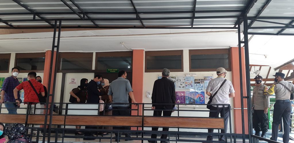 Suasana di sekitar Pengadilan Negeri Malang, Jawa Timur, Rabu (16/2/2022), sebelum digelar sidang perdana kasus kekerasan seksual di SMA Selamat Pagi Indonesia, Kota Batu, Jawa Timur, 
