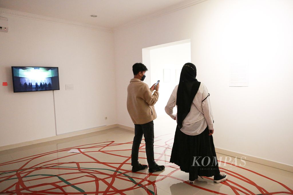 Sepasang muda-mudi menyaksikan pameran instalasi di Galeri Nasional, Jakarta Pusat, Jumat (18/3/2022). Menyaksikan pameran seni menjadi salah satu media <i>healing</i>.