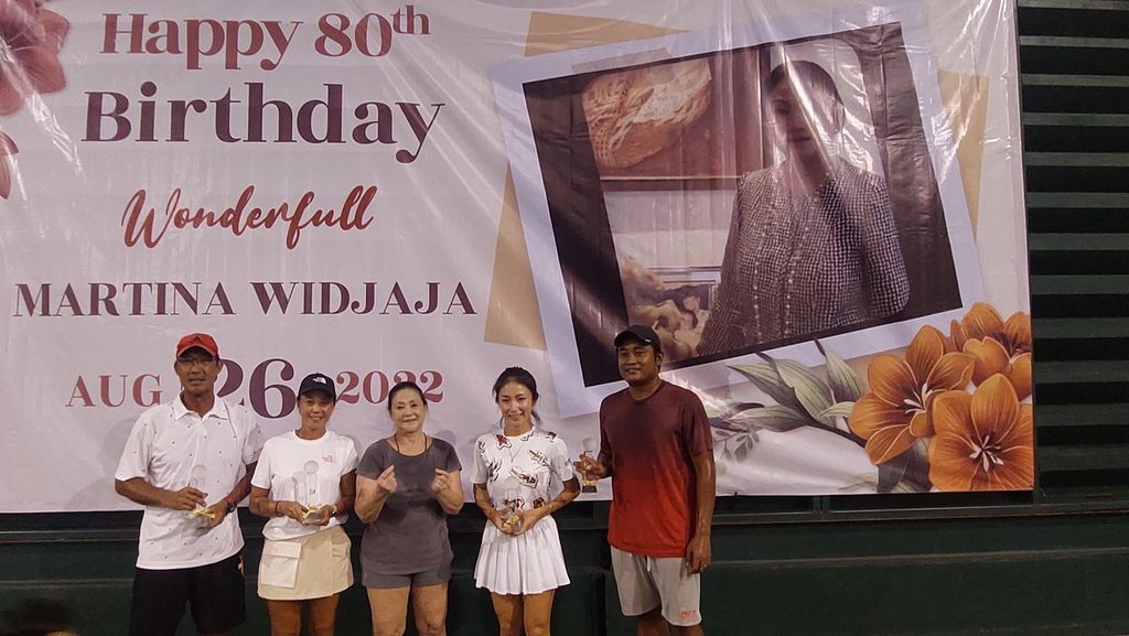 Mantan pengurus induk organisasi tenis, Martina Widjaja (tengah), memberikan hadiah pemenang turnamen persahabatan dalam acara perayaan hari ulang tahunnya ke-80, Jumat (26/8/2022). Acara yang digelar di kediamannya di Ragunan, Jakarta, itu dihadiri oleh banyak mantan petenis nasional, salah satunya Wynne Prakusya (kedua dari kanan).
