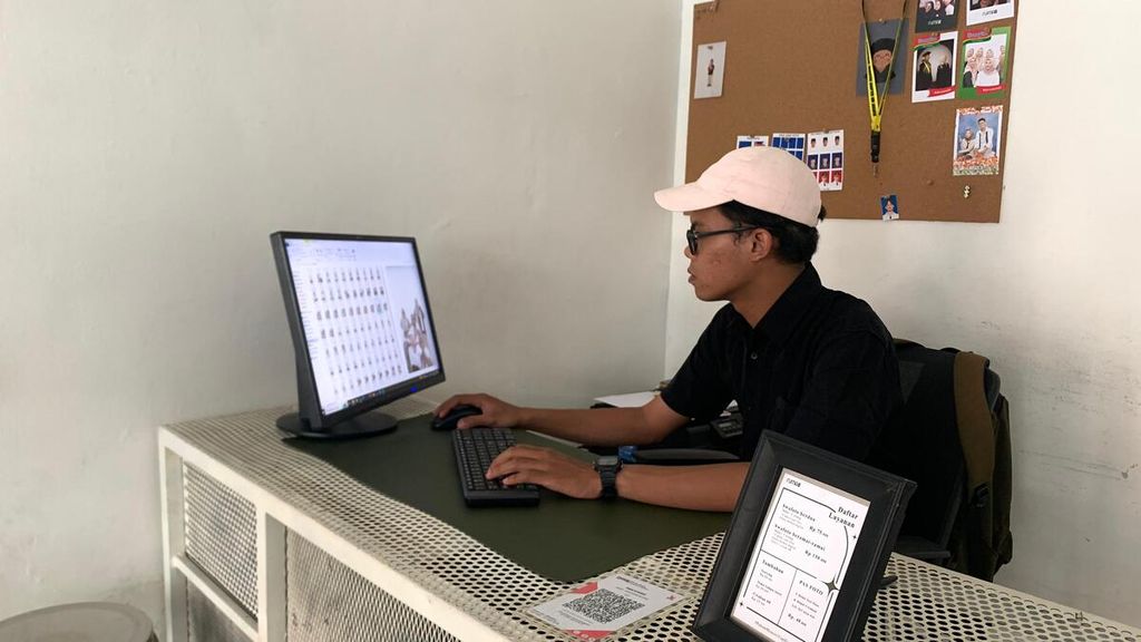 Muhammad Rayhan (24) melihat hasil foto di studio yang diusahakan bersama mitranya dengan nama Rumafoto Studio di daerah Ciputat, Tangerang Selatan, Banten, Jumat (10/5/2024). Pasar utama dari studio ini adalah mahasiswa. Rayhan juga menyediakan <i>photo booth </i>yang bisa disewa saat resepsi atau acara lainnya.