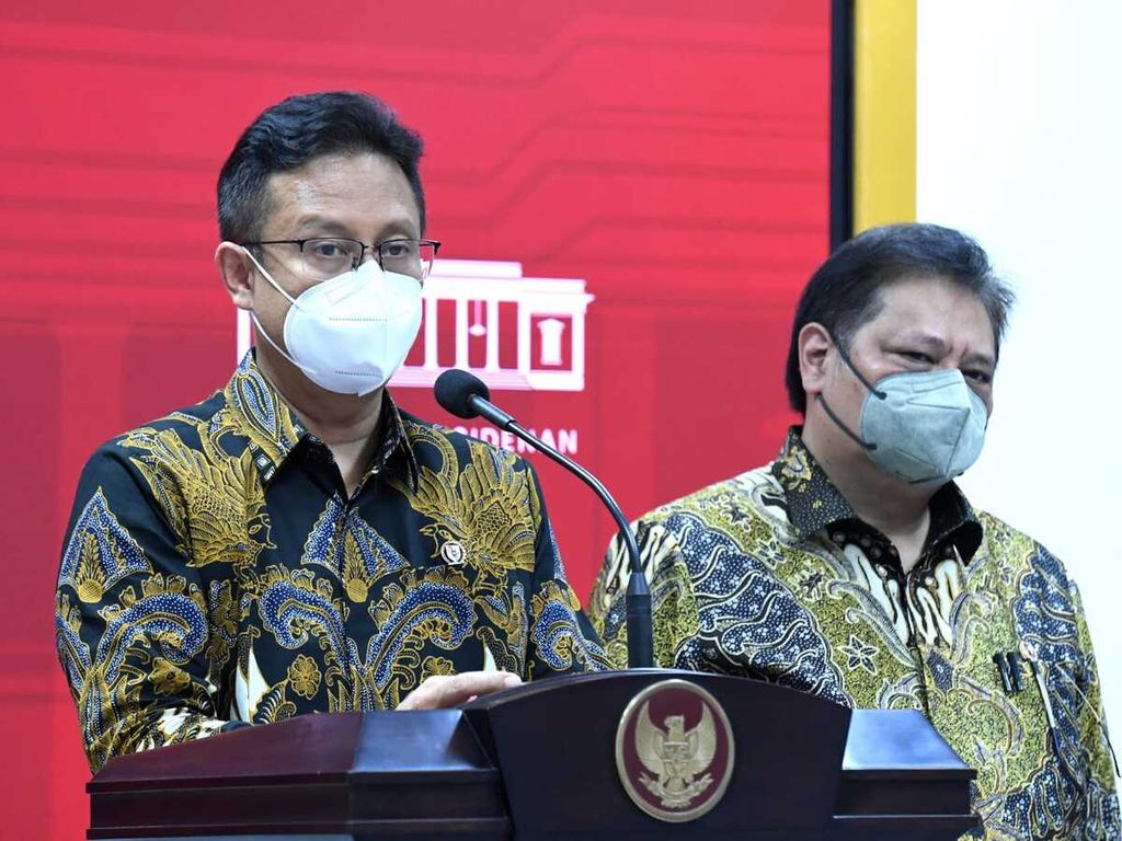 Subvarian baru SARS-COV-2 BA.2.7.5 telah terdeteksi di Indonesia. Hal ini disampaikan Menteri Kesehatan Budi Gunadi Sadikin (kiri) yang menyampaikan keterangan seusai rapat terbatas, Senin (18/7/2022). Menteri Koordinator Bidang Perekonomian Airlangga Hartarto (kanan) juga memberikan keterangan mengenai PPKM di Indonesia. 