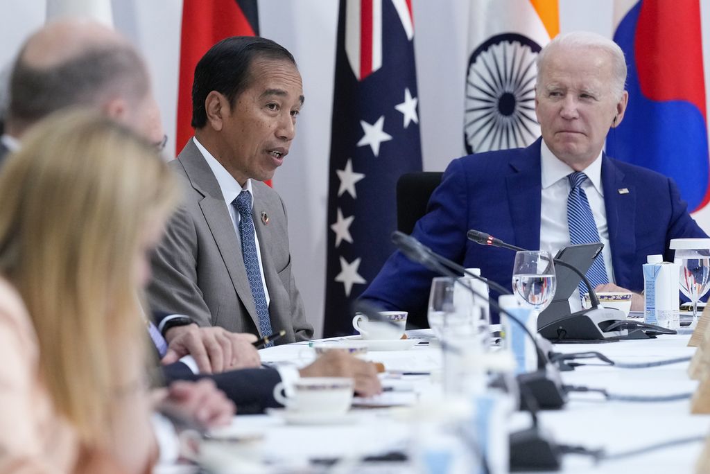 Presiden Amerika Serikat Joe Biden memperhatikan Presiden Joko Widodo saat berbicara dalam sesi infrastruktur dan investasi global di KTT G7 di Hiroshima, Jepang, 20 Mei 2023. 