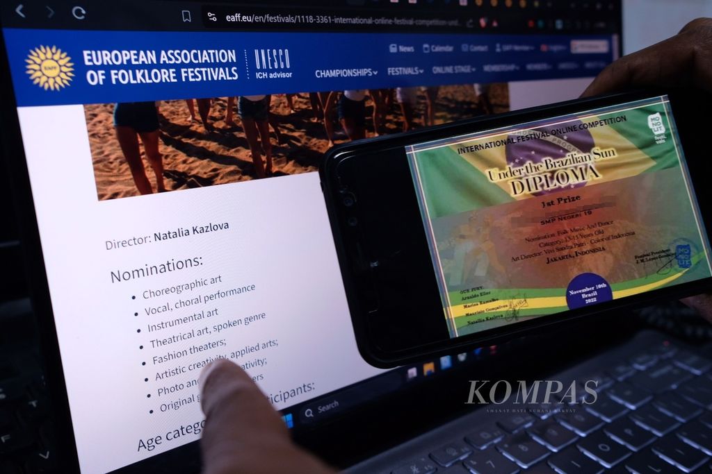 Perbandingan nominasi yang tertulis di sertifikat digital milik seorang siswa lulusan jalur prestasi dan nominasi di situs resmi European Association of Folklore Festivals (EAFF). Nominasi yang tertulis di sertifikat tidak ditemukan dalam daftar nominasi pengumuman lomba. Foto diambil di Jakarta, Senin (24/6/2024).