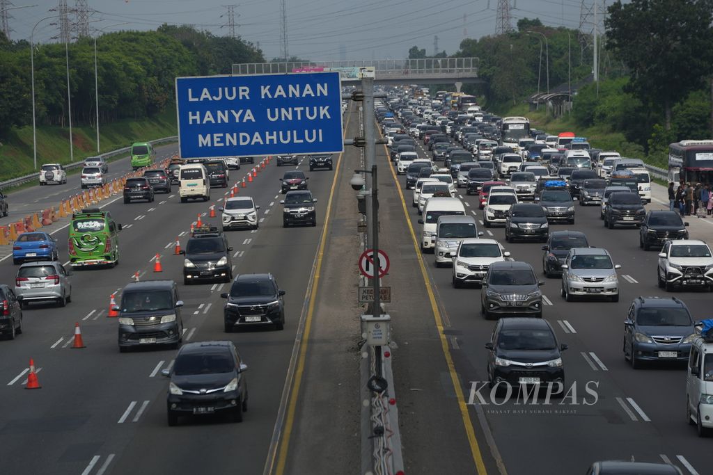 Arus balik lalu lintas kendaraan padat di Jalan Tol Cikampek Km 57, Kabupaten Karawang, Jawa Barat, Minggu (14/4/2024) pukul 14.15 WIB. Diprediksi, 1,87 juta kendaraan akan kembali ke Jabodetabek pada periode 10-18 April.