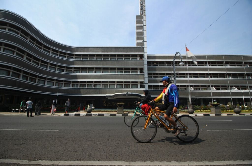 Pesepeda melintas di Jalan Asia Afrika, Kota Bandung, Jawa Barat, yang ditutup pada Jumat (18/9/2020) pukul 10.00. Sejumlah warga memanfaatkan kondisi jalan yang lengang untuk bersepeda. 
