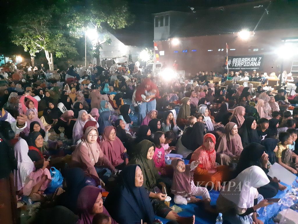 Suasana doa bersama untuk para terpidana kasus pembunuhan Vina dan Muhammad Rizky, Selasa (3/9/2024) malam, di Kampung Saladara, Kecamatan Kesambi, Kota Cirebon, Jawa Barat. 