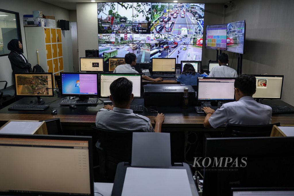 Petugas Badan Pengelola Transportasi Jabodetabek memperhatikan pergerakan arus lalu lintas Jabodetabek dari layar monitor di ruang Automatic Traffic Control System (ATCS) Kementerian Perhubungan, Jakarta, Senin (11/12/2023). 
