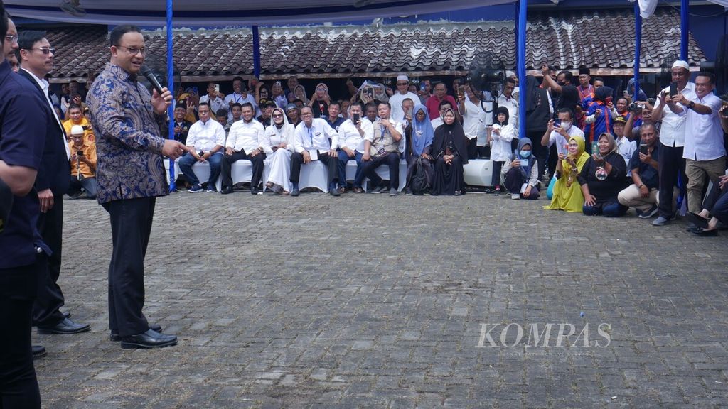 Bakal calon presiden dari Partai Nasdem, Anies Baswedan, berorasi di hadapan relawannya di kantor sekretariat bersama relawan Anies Baswedan Sumatera Utara, Sabtu (5/11/2022). 