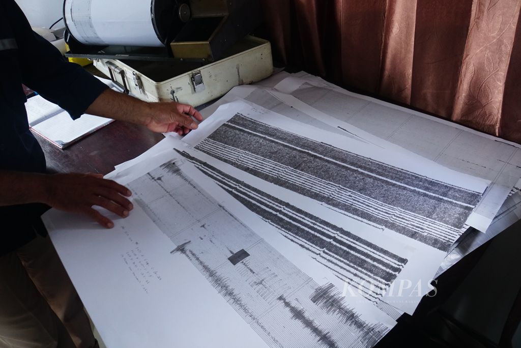 Catatan aktivitas Gunung Lokon yang terekam oleh seismograf, di Tomohon, Sulawesi Utara, Kamis (20/7/2023).