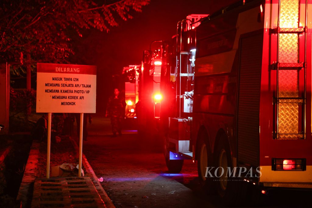 A fire truck is getting ready to enter the explosion area of Gudang Amunisi Daerah (Gudmurah) Kodam Jayakarta in Ciangsana, Bogor Regency, West Java, on Sunday (31/3/2024).