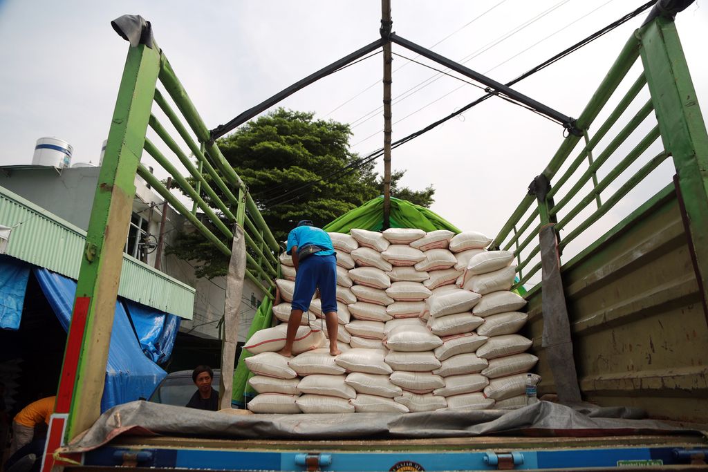 Pekerja memindahkan beras dari truk ke gudang di Pasar Induk Beras Cipinang, Jakarta Timur, Jumat (02/11/2022). Pasokan beras di Pasar Induk Beras Cipinang menurun. Harga beras kualitas bawah naik menjadi Rp 9.000 per kilogram (kg)-Rp 10.000 per kg dari sebelumnya Rp 8.000 per kg.
