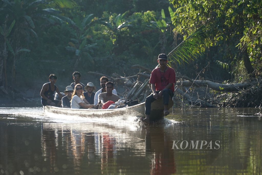 Wisatawan mancanegara menumpang perahu pompong di Sungai Siberut menuju perkampungan adat suku Mentawai, Kecamatan Siberut Selatan, Kepulauan Mentawai, Sumatera Barat, Selasa (26/9/2023).  