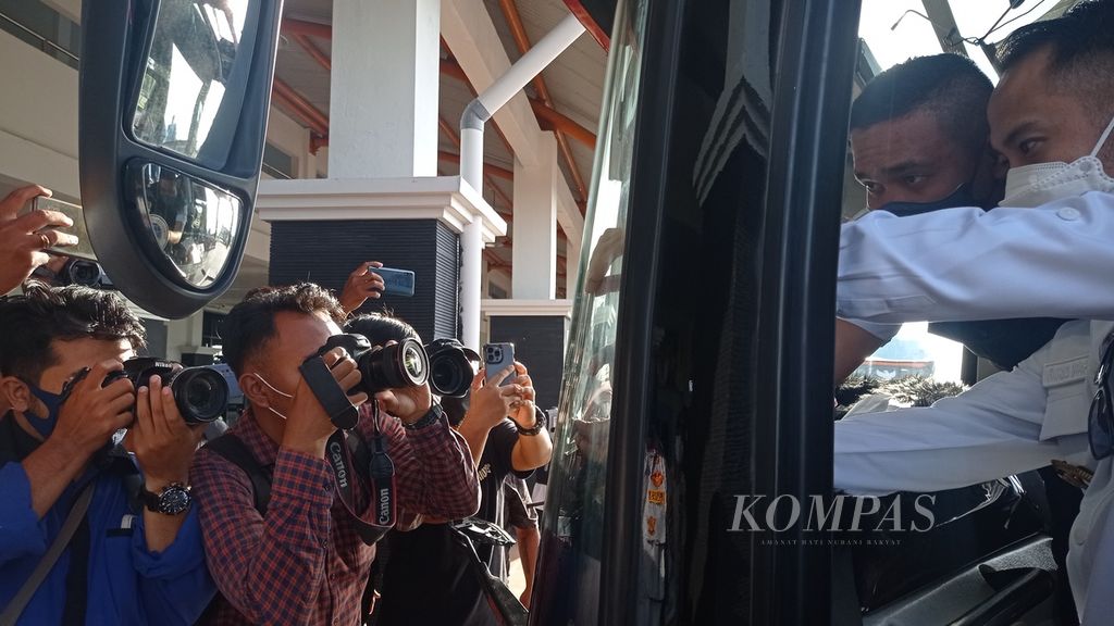 Jurnalis di Kota Palangkaraya memotret Wali Kota Palangkaraya Fairid Naparin (baju putih) yang sedang memeriksa administrasi kendaraan di Terminal WA Gara, Kota Palangkaraya, Kalimantan Tengah, Jumat (29/4/2022).