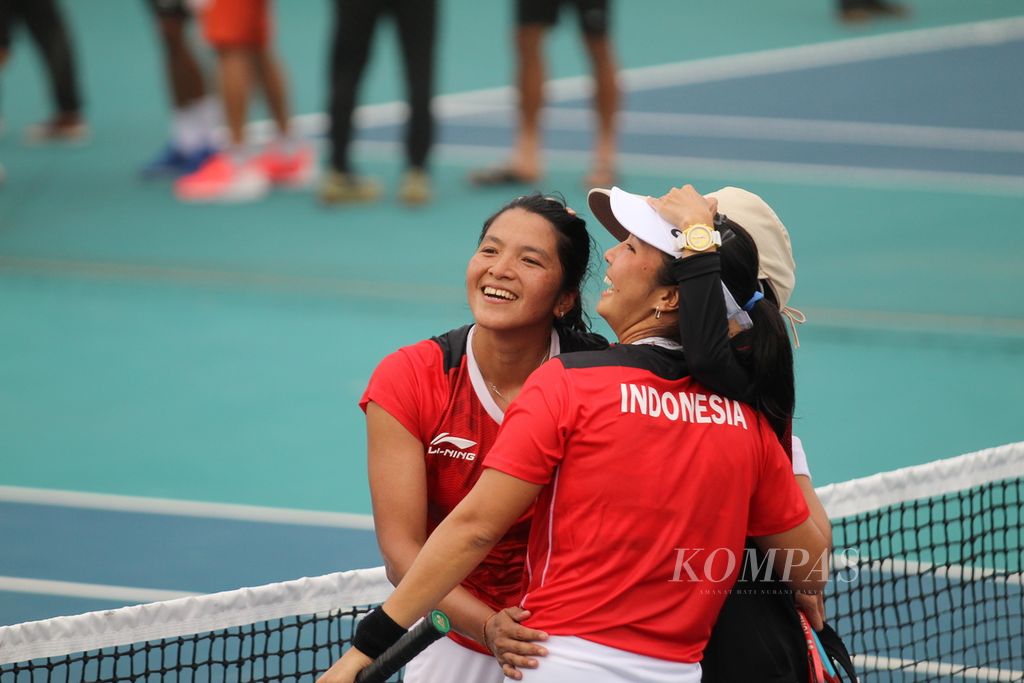 Aldila Sutjiadi (kanan) dan Jessy Rompies meluapkan kegembiraan bersama Wynne Prakusya usai mengalahkan ganda putri asal Thailand dua set langsung di Morodok Techo National Stadium, Selasa (9/5/2023). Indonesia pun berhasil menambah pundi medali emas.