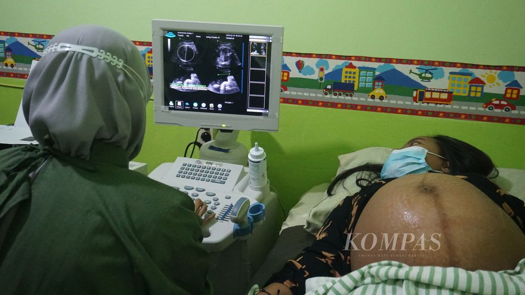Nining Pujiastuti (41) is staring at the screen showing the results of her ultrasound examination, which was conducted at Sedayu 1 Community Health Center in Bantul, Yogyakarta, on Friday (10/2/2023). Ultrasound examination is very important for pregnant women to detect early signs of pregnancy-related complications that can lead to maternal and infant mortality.