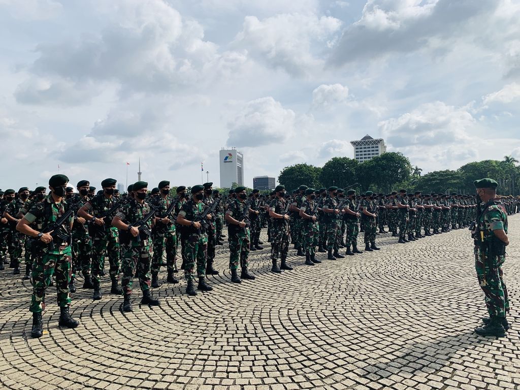 Apel gelar pasukan TNI AD dihadiri lebih dari 2.500 prajurit dan komandan satuan tempur jajaran Komando Cadangan Strategis Angkatan Darat (Kostrad), Komando Pasukan Khusus (Kopassus), dan Kodam Jayakarta yang berada di wilayah Jabodetabek di Lapangan Monas, Jakarta, Selasa (25/1/2022).