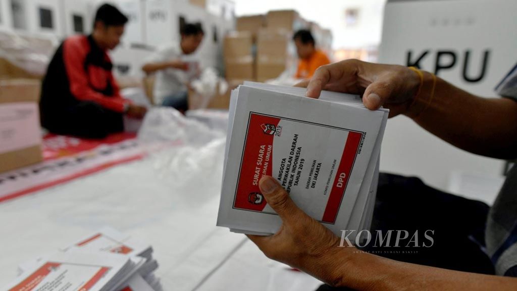 Panitia Pemungutan Suara (PPS) menghitung ulang surat suara Pemilu 2019 untuk kemudian dimasukkan ke dalam kotak suara masing-masing tempat pemungutan suara (TPS) di Kantor Kecamatan Menteng, Jakarta, Selasa (26/3/2019).