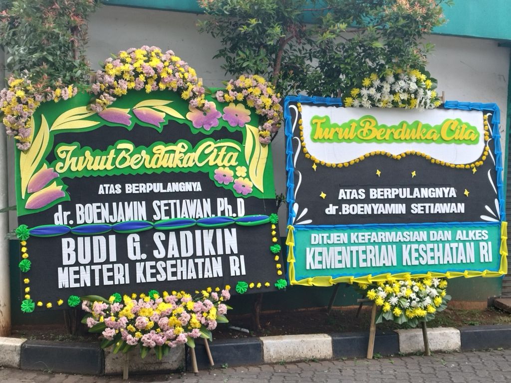Ucapan belasungkawa atas berpulangnya Boenjamin Setiawan datang dari Kementerian Kesehatan di Rumah Duka dan Krematorium Sentosa, Jakarta, Selasa (4/4/2023).