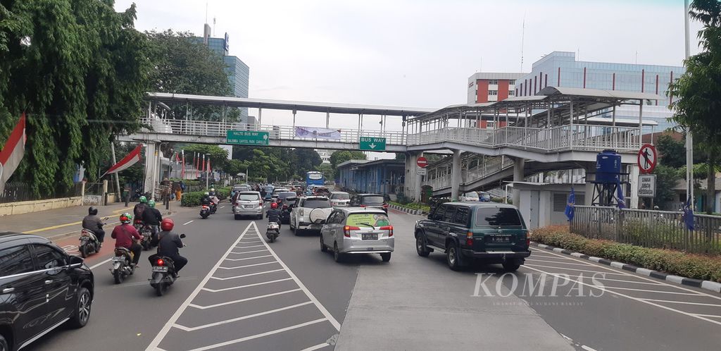 Sistem ganjil genap diterapkan di Jalan Salemba Raya, Jakarta Pusat, setelah ditiadakan pada masa pandemi. Senin (13/6/2022), polisi mulai menerapkan sanksi bagi pelanggar aturan tersebut.