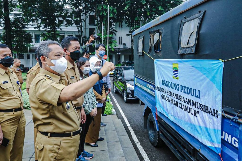 Wali Kota Bandung Yana Mulyana melepas rombongan pembawa logistik untuk korban gempa Cianjur, di Kota Bandung, Senin (28/11/2022). Selain logistik yang dibawa 12 truk, ada juga bantuan uang tunai Rp 845 juta. 