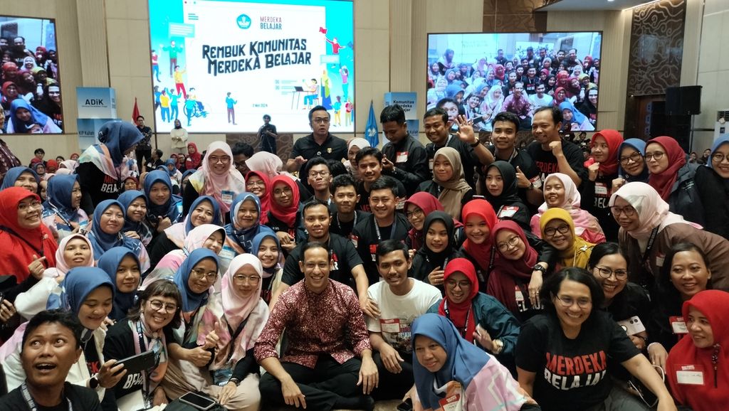 Mendikbudristek Nadiem Anwar Makarim berfoto bersama pelajar, mahasiswa, orangtua, dan guru yang tergabung dalam berbagai komunitas pendidikan di acara Rembuk Komunitas dan Temu Nasional Kartu Indonesia Pintar Kuliah 2024, di Jakarta, Kamis (2/5/2024). Acara ini sebagai rangkaian peringatan Hari Pendidikan Nasional 2024.
