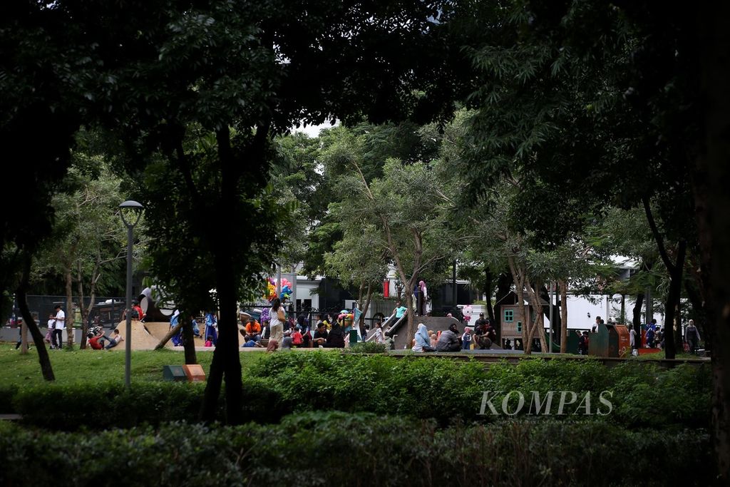 Ilustrasi-Rekreasi di taman kota bisa menjadi salah satu cara untuk menjaga kesehatan mental. Tampak warga menggunakan libur akhir pekannya dengan berwisata di Tebet Eco Park, Jakarta, Sabtu (2/3/2024). 