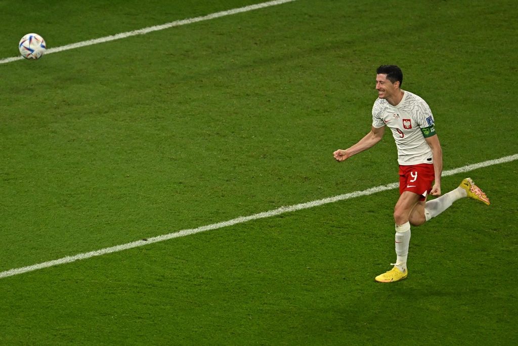 Striker Polandia, Robert Lewandowski, berlari merayakan gol pertamanya di Piala Dunia pada laga melawan Arab Saudi dalam pertandingan penyisihan Grup C di Stadion Kota Pendidikan, Al-Rayyan, Sabtu (26/11/2022). Polandia menang dengan skor 2-0.